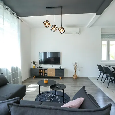 Exceptional Juniper, First Row To The Sea Apartment
