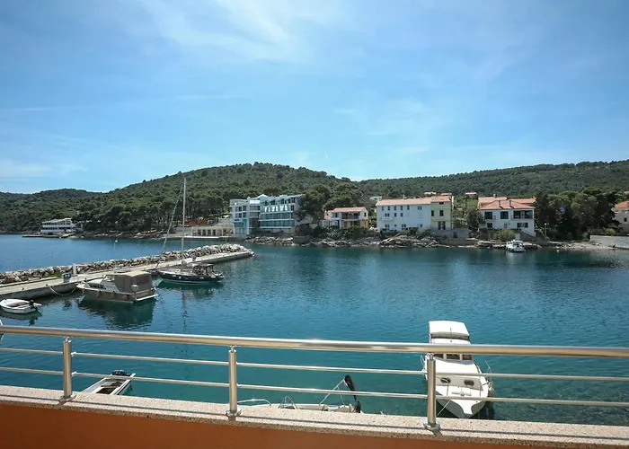 Exceptional Juniper, First Row To The Sea * Božava