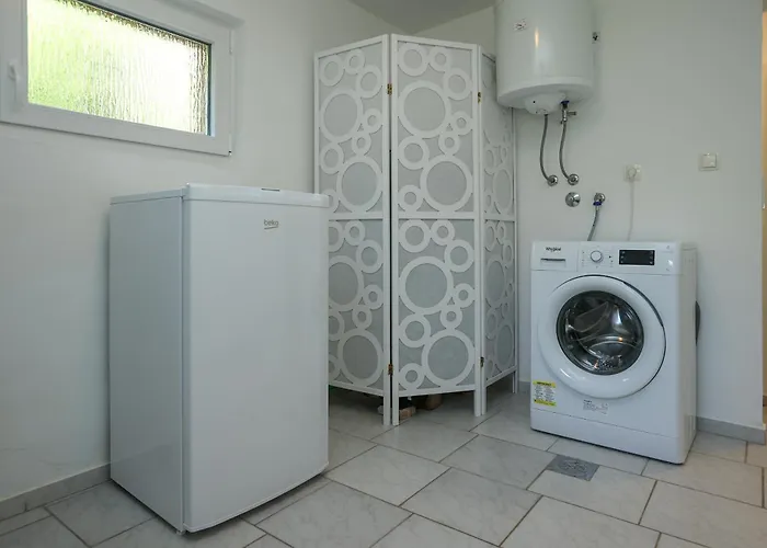 Exceptional Juniper, First Row To The Sea Apartament Božava