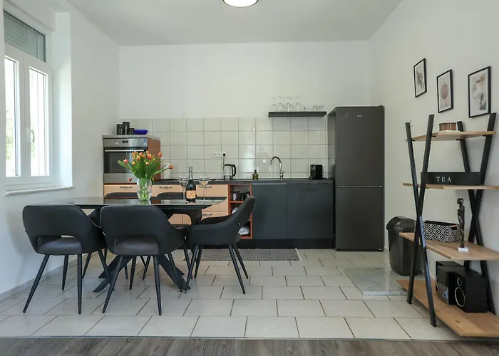 Exceptional Juniper, First Row To The Sea * Božava